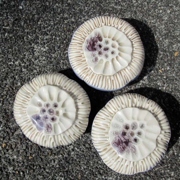 Drei immergrün Lavendel lila und Creme Keramik Seeanemone-Bloom-Hülsen mit Amethyst Glas Wandkunst