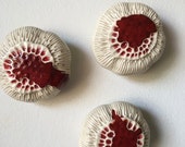 Drei Creme weiß Bloom-Pods Wandkunst mit blutigen rot Glas Zentren