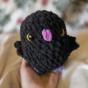 Poe den handflatstora virkade gosedjuret Korp: Amigurumi fågelleksak, Baltimore färger