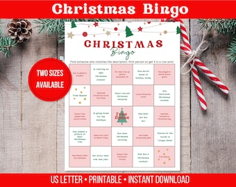 Könnte beinhalten: Eine druckbare Weihnachts-Bingo-Karte mit rosa Hintergrund und grünen und roten Akzenten. Die Karte hat ein Raster mit 25 Feldern mit verschiedenen weihnachtlichen Aufforderungen, wie z. B. "Hat ein Geschenk weiterverschenkt" und "Mag keinen Pfefferminz-Mokka-Kaffee".