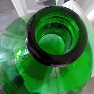 Classica damigiana italiana. Verde vintage 54 litri. Complemento d'arredo decorativo immagine 10