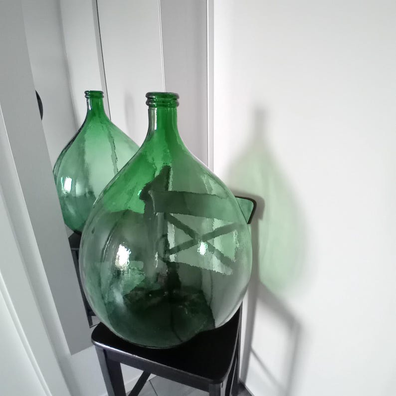 Classica damigiana italiana. Verde vintage 54 litri. Complemento d'arredo decorativo immagine 3