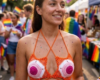 Ręcznie robiony top z gwiazdą na szydełku z napisem „Lesbian Pride”, w stylu boho chic