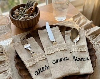 Gepersonaliseerde linnen bestekhouder, handgeborduurd naamservetzakje, rustiek bruilofttafeldecor