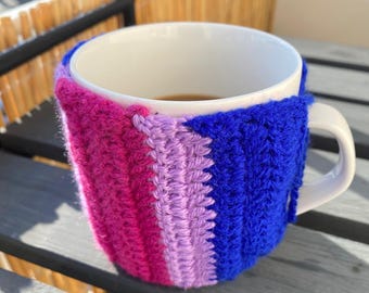Ręcznie robiony na szydełku, ocieplany kubek – pokrowiec na kawę LGBT Pride – 25 opcji flagi