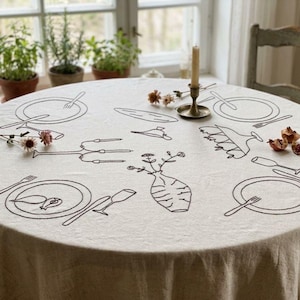 Mantel redondo de lino con nombres bordados personalizados / Decoración de mesa beige