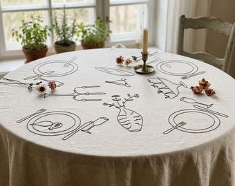 Okrągły lniany obrus z haftowanymi imionami | Beżowa dekoracja stołu