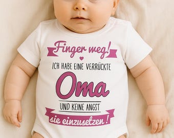Babybody „Verrückte Oma“ | Finger weg! Lustiger Spruch | Geschenk für Oma & Baby | Süßer Strampler | 100% Baumwolle