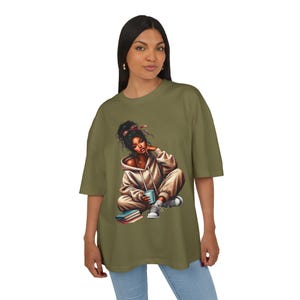 T-shirt graphique dessin animé confortable pour une ambiance détendue, parfait pour se prélasser, cadeau pour elle, tenue décontractée, journées soins personnels, amateurs de lecture