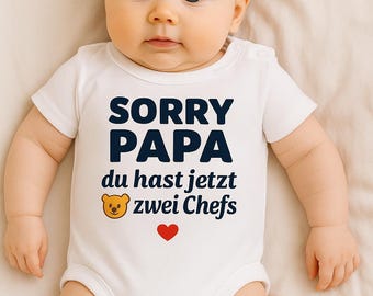 Babybody “SORRY Papa du hast jetzt zwei Chefs„– Süßer Strampler aus 100% Baumwolle