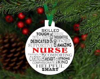 Puede incluir: Adorno navideño blanco con la palabra "ENFERMERA" en rojo y un círculo de palabras que describen las cualidades de una enfermera, como "habilidad", "fuerte", "enérgico", "inteligente", "atento", "dedicado", "devoto", "apoyo", "increíble", "amigable", "calmado", "reconfortante", "cariñoso", "corazón", "fuerte", "compasivo", "amable", "servicial" y "inteligente".