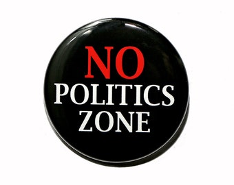 Könnte beinhalten: Ein schwarzer Knopf mit weißem Text, der "NO POLITICS ZONE" lautet, und dem Wort "NO" in Rot.