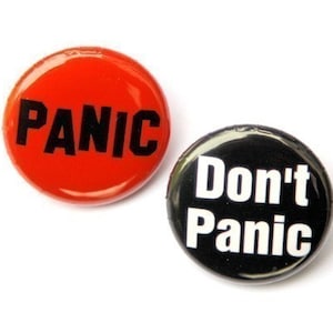 Peut inclure: Deux badges ronds. L'un est rouge avec du texte noir qui dit "PANIC". L'autre est noir avec du texte blanc qui dit "Ne paniquez pas".