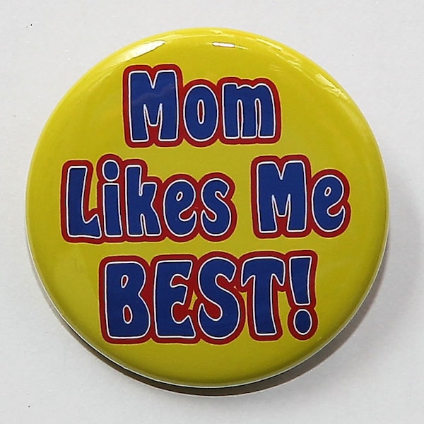 Mamá me quiere más - Insignia con botón de 3,8 cm (1,5 pulgadas) - Base plana, imán o llavero