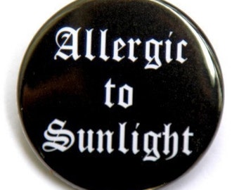 Alérgico a la luz solar - Insignia de botón de 1 1/2 pulgada 1.5 - Llavero magnético o parte trasera plana