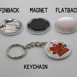 Puede incluir: Tres tipos de respaldos para un bot&oacute;n: pinback, im&aacute;n y respaldo plano. Una versi&oacute;n de llavero del bot&oacute;n presenta un robot rojo con rayos amarillos.
