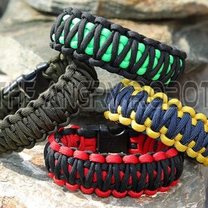 Puede incluir: Cuatro pulseras de paracord en diferentes combinaciones de colores. Las pulseras est&aacute;n hechas con paracord negro y paracord verde, amarillo, azul y rojo. Cada pulsera tiene una hebilla de pl&aacute;stico negra.