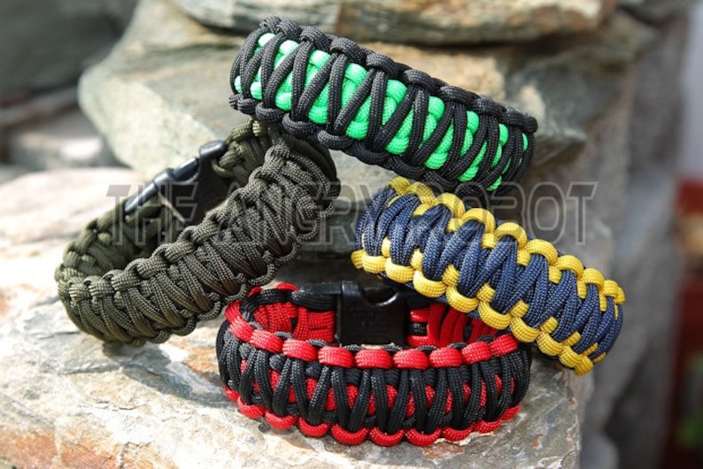 Puede incluir: Cuatro pulseras de paracord en diferentes combinaciones de colores. Las pulseras est&aacute;n hechas con paracord negro y paracord verde, amarillo, azul y rojo. Cada pulsera tiene una hebilla de pl&aacute;stico negra.