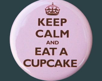 «Keep Calm Eat A Cupcake» - Insignia con botón de 3,8 cm (1 1/2 pulgada) rosa - Llavero magnético o base plana
