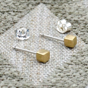 サラース　CUBE PIERCED EARRINGS - K24P Zsiska Colors Cube Earring - Purple JE1953 - Christopher
