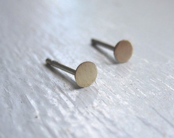 Flat 3mm gold colored Brass Round Studs, 3mm brass earrings, brass studs, brass stud earrings, small disks circles 0001