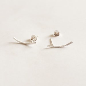 Pendientes de barra trepadora con textura martillada de 17 mm, curvados, de plata de ley de 17 mm, con barra cuadrada, rellenos de oro de 14 k, latón, textura mínima 0237