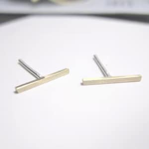Minimalistische 11 mm messing staafoorbellen | Sterlingzilveren palen | Cadeau voor haar | Sierlijke koperen oorbellen | Kleine oorknopjes | 0013