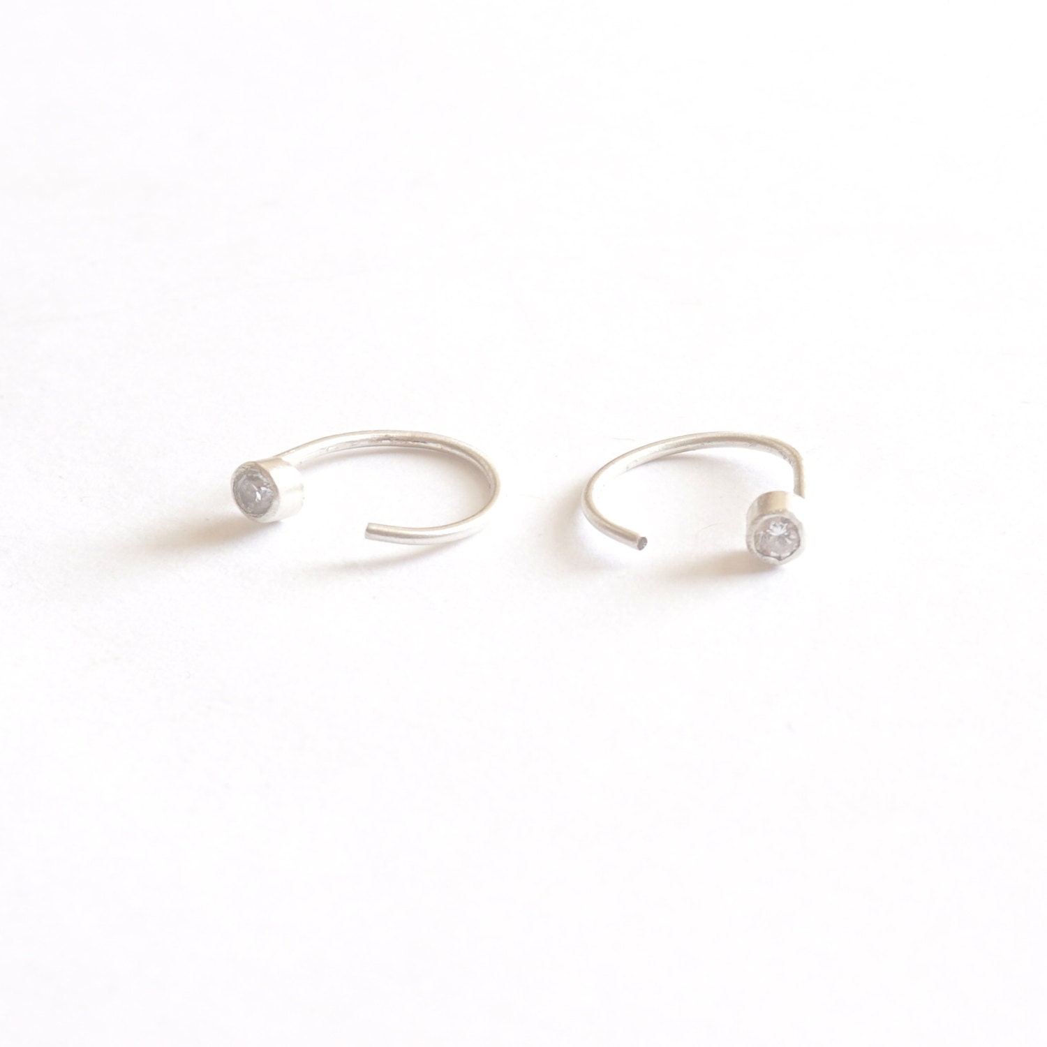 Jewel Tie Sterling Silver 2.5mm Round Hoop Earrings 