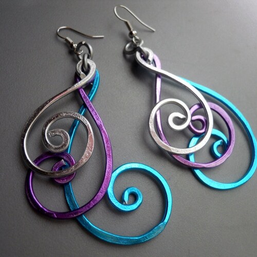 Longues boucles d'oreilles en aluminium martelées plumes de paon spirale spirales BOLD, argent bleu violet
