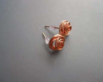Pendientes de botón de novia en espiral de alambre color rosa cobre