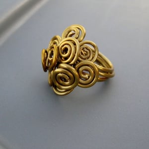 Kühne Göttin Gold Ton eloxierter Aluminiumdraht Spirale Cluster Tribal-Ring, Größe 7