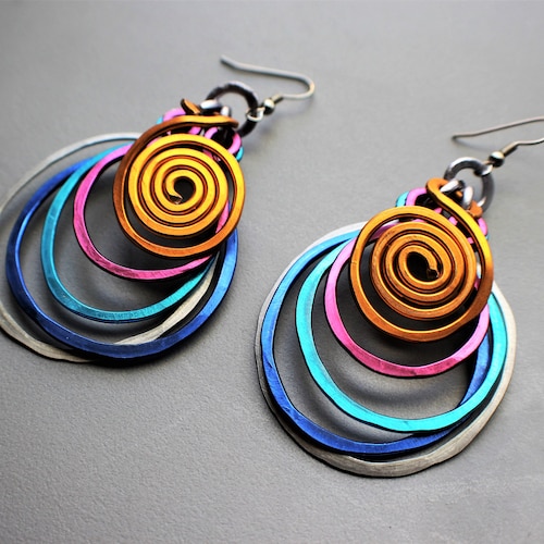 Grandes boucles d'oreilles galaxie martelées en fil arc-en-ciel et anneaux multiples audacieux