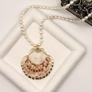 Mermaidcore Summer Trend, Gold-Edged Scallop Shell Necklace with Freshwater Pearls, Coastal Jewelry, Statement Beach Gift, Gift for Her