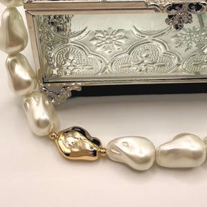 Collar de perlas barrocas extragrandes con detalles dorados, joya llamativa, regalo único para ella, elegante accesorio de novia.