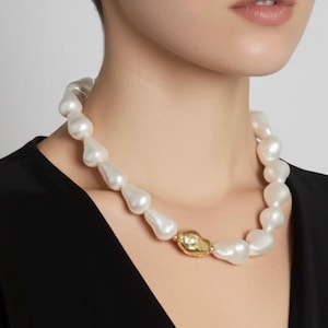 Collar de perlas con detalles dorados, collar de perlas barrocas extragrandes, joya llamativa, regalo único para ella, elegante accesorio de novia.