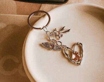 Llavero de corazón con alas de ángel: llavero plateado con cristal rosa