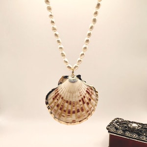 Gold-Edged Scallop Shell Necklace with Freshwater Pearls, Coastal Jewelry, Statement Beach Gift, Mermaidcore Summer Trend, Gift for Her