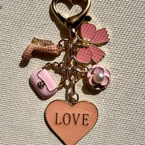 Love Charm Keychain – Pink Bag & Flower Charms, Cute Heart Keyring for Her, Aesthetic Bag Accessory, Girly Keychain Gift, Gift for Her