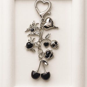 Llavero gótico con dije de cereza: dijes de calavera, corazón y diablo