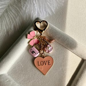 Cute Heart Keyring for Her, Love Charm Keychain – Pink Bag & Flower Charms, Aesthetic Bag Accessory, Girly Keychain Gift, Gift for Her