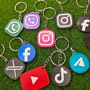 Digital business card keychain with 3D Social Median logo and NFC tag.