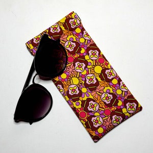 Sunglasses Pouch in Retro Style Bubble O Bill Fabric image 1