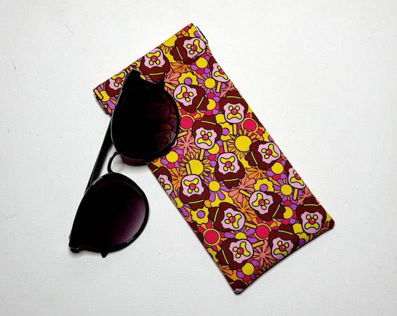 Sunglasses Pouch in Retro Style Bubble O Bill Fabric image 1