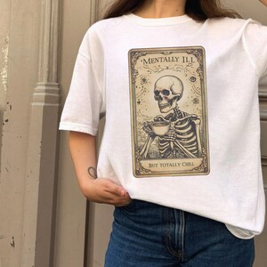 Chemise de carte de tarot vintage malade mental mais totalement cool, look tatouage à l'ancienne, t-shirt citation drôle sur les questions de santé mentale, cadeau parfait