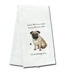Peut inclure: Torchon de cuisine blanc avec une illustration de carlin et le texte "Every Meal you make, Every Bite you take, I'll be watching you...". Le torchon a une bordure cousue et une empreinte de patte.