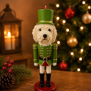 Dekoracja świąteczna z figurką żółtego dziadka do orzechów Labradoodle | Prezent świąteczny dla miłośnika zwierząt | Figurka z figurką psa rasy Dziadek do orzechów | Dekoracja świątecznej półki