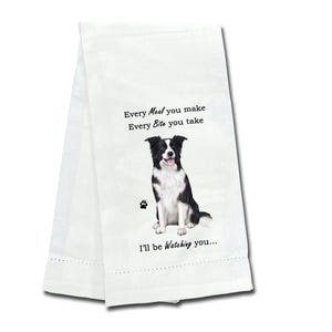 Può includere: Canovaccio da cucina bianco con un'illustrazione di un cane Border Collie in bianco e nero. Il testo recita: "Ogni pasto che fai, ogni boccone che prendi, ti guarderò..." È inclusa anche un'impronta di zampa.