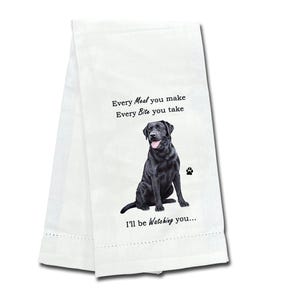Peut inclure: Une serviette de cuisine blanche avec un labrador retriever noir assis et regardant le spectateur. Le texte sur la serviette dit "Every Meal you make Every Bite you take I'll be Watching you..."