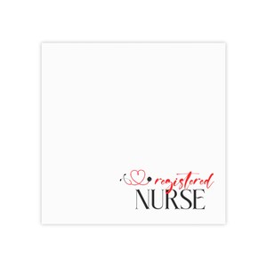Könnte beinhalten: Weißes Quadrat mit den Worten "registered NURSE" in schwarzer und roter Schrift. Ein rotes Herz und ein Stethoskop-Design befinden sich über dem Wort "registered".