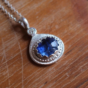 Collana con una cianite di 3,54 ct e una zirconia cubica